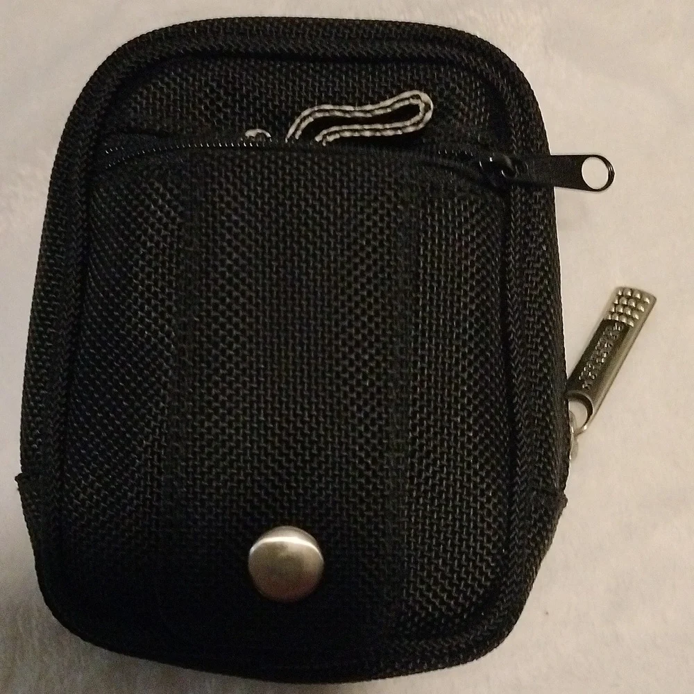 Reaction Kenneth Cole small Camara bag